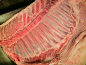 北海道産乳飲み仔羊 繊細な肉質、淡いピンク色の仔羊肉