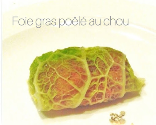 フォワグラポワレをゆがいたキャベツで包んだ前菜