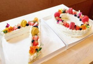 レストラン サレ・ポワヴレ特製ナンバーケーキ。数字「70」を彩りのフルーツ、マカロン、エディブルフラワーでデコレーション