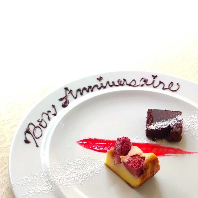 手書きでお祝いメッセージをプレートに綴ります