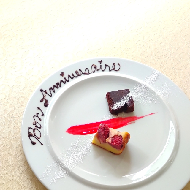 シェフ特製デザートに手書きメッセージを添えて