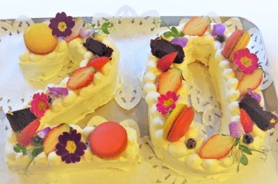 デコレーションされた数字「20」のナンバーケーキ 誕生日・記念日のお祝いに。いちご、マカロン、紫の花で彩られた「20」のナンバーケーキ(サレ・ポワヴレ特製)。
